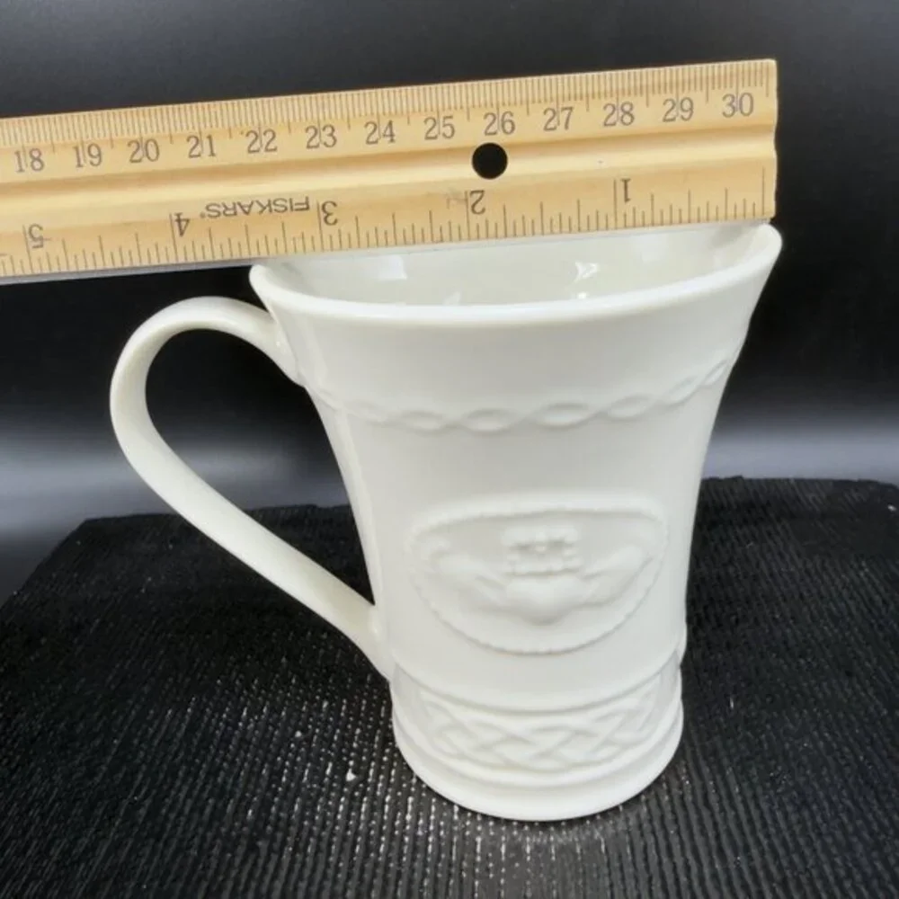Belleek Irish Claddagh Mug Cup Ivory Fine Porcelain Heart And Hands‎ Pattern Mug